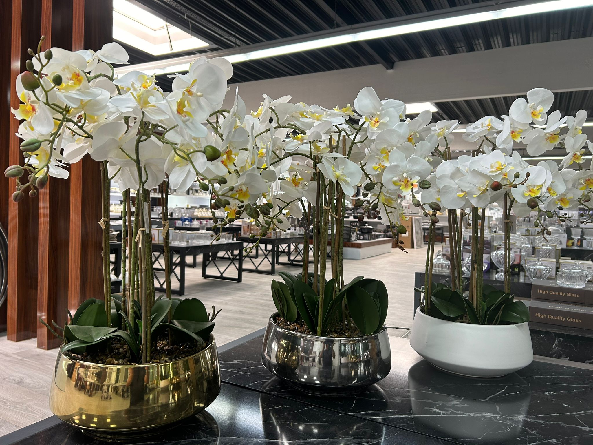 Mittelgroße künstliche Orchidee mit Keramik Vase (1+ 1 gratis)